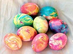 Marble eggs will look original. To do this, pour vegetable oil and a little vinegar into the dishes.