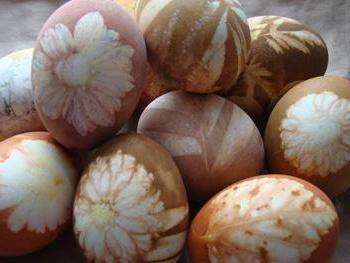 To get a more complex pattern, you need to dip the eggs in a solution of a different color.