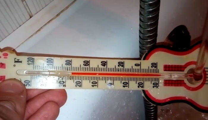 измерване на температурата на водата в средния режим на проточния бойлер