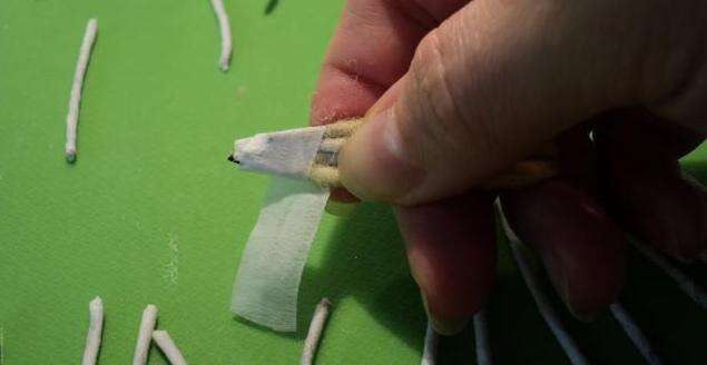 Vorm vervolgens de poot door deze ook in tape te wikkelen en vervolgens in wol te wikkelen. De achterpoten zijn op een vergelijkbare manier gemaakt.
