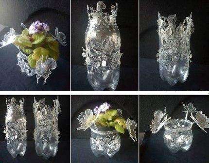 Droogbloemen of kunstbloemen staan ​​prachtig in zo'n vaas. Om er verse bloemen in te doen, maak niet te veel uitgesneden elementen of zet een glazen fles in het midden van een plastic vaas.