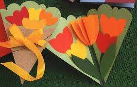Lentekaarten met volumineuze bloemen zijn populair. Om ze te maken, moet u het schema zorgvuldig overwegen,