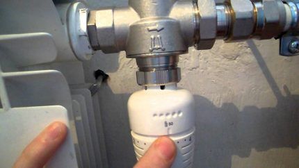 Thermal head and radiator valve