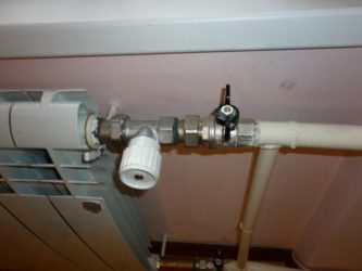 Как да инсталирате кранове на отоплителни радиатори?